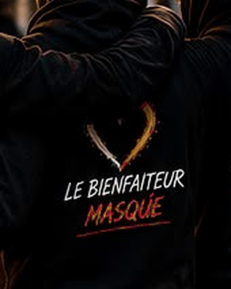 Un membre de l’équipe de dos, en sweat floé Le Bienfaiteur Masqué.