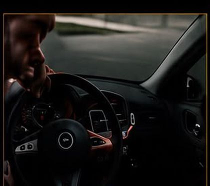 Un conducteur au volant.